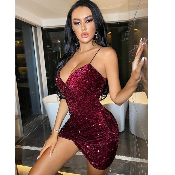 Plunging Neck Sequins Bodycon Dress πΎ - Picture 5 of 5